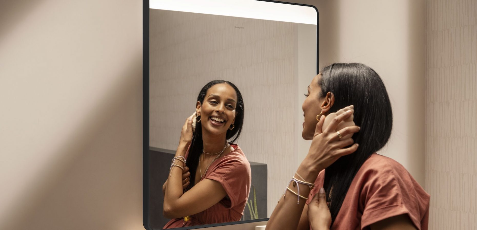 Thema Spiegel: Unser Titelbild zeigt einen beleuchteten Badezimmerspiegel der Serie Xarita Lite von hansgrohe.